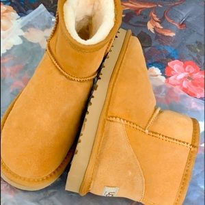 *Sold on Merc*NEW MINI BOOT II  UGGS